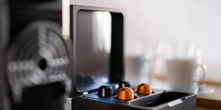V pokoji je kávovar Nespresso i minibar. 