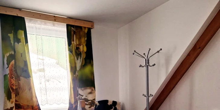 Rodinná izba s výhľadom do záhrady.