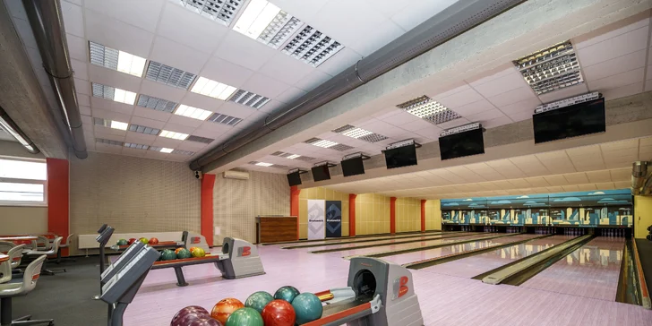 Najdete tu bowling bar se 6 drahami – na 3 je možné postavit dětské mantinely. 