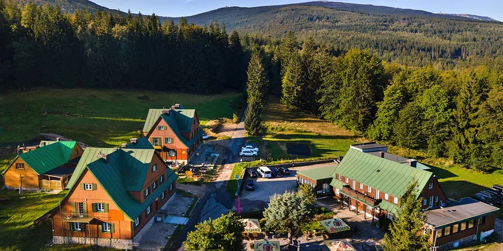 Chatová osada v poľských Krkonošiach: izby až pre 5 osôb s raňajkami, sauna