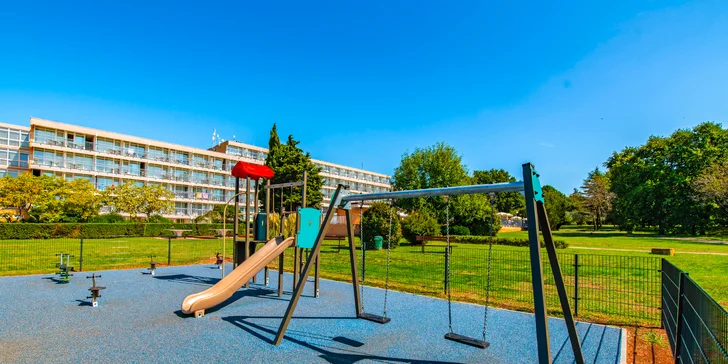 Malí cestovatelia sa môžu tešiť na vonkajšie detské ihrisko.