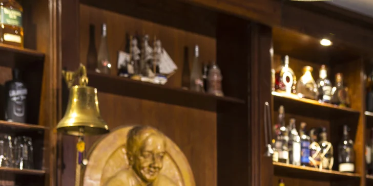 V příjemné restauraci s poctivým dřevěným barem ochutnáte 6 rumů z celého světa, a to vč. výběrových (dle varianty). 