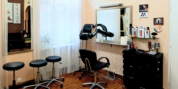 První varianta voucheru zahrnuje střih vlasů, foukanou i styling a úpravu obočí. 