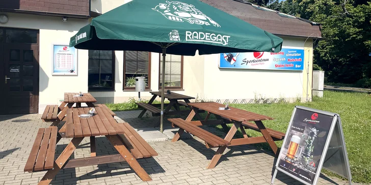 Aby vám při sportovní zábavě nevyschlo v krku, máte v ceně i velké pivo Radegast 12° – na jeden půllitr se může těšit každý hráč.