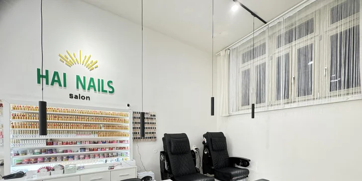 Vybrat si můžete gelový lak, případně shellac v různých barevných odstínech.