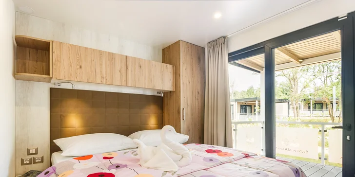 Premium Comfort má dvě ložnice (1× dvoulůžko, 3× jednolůžko) a obývací část (posezení a pohovka vhodná na spaní pro 1 osobu).