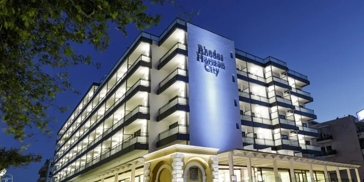 Hotel najdete přímo v srdci města Rhodos a jen 250 m od pláže.