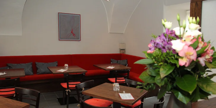 Večer vás čeká romantická večeře v restauraci Baltaci naproti zámku i moravské dobroty. Podle vybrané varianty se můžete těšit i na posezení v zámecké kavárně Varesina s valašskou večeří a lahví vína.