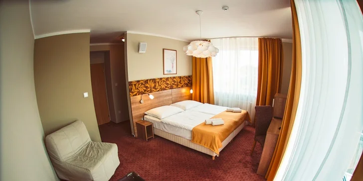 Každý pokoj v hotelu má i balkon. A navíc zde najdete i lahev kvalitního vína na uvítanou.