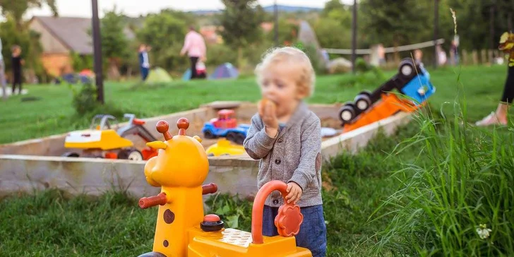 Děti se tady nudit nebudou. Mají tu hřiště, dětský koutek a spoustu zvířátek, která mohou hladit.