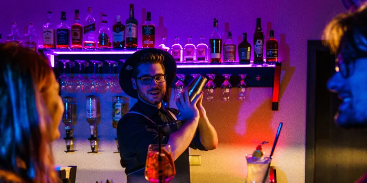 Denně tu od 14:00 do 17:00 mají happy hours na míchané drinky i kávy a čaje. 