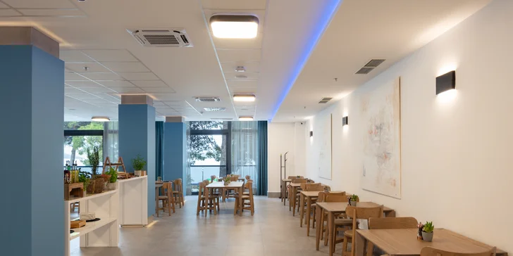 V hotelové restauraci je spousta místa.