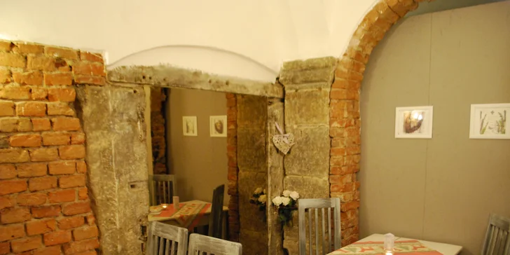 Restauraci najdete na Resselově náměstí.