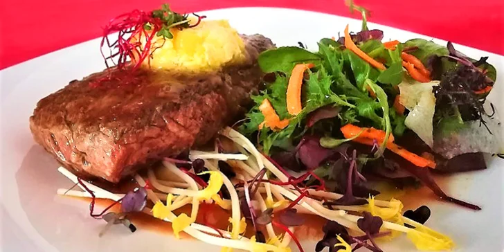 Jde se na maso: panenka s omáčkou z růžového pepře nebo hovězí rump steak