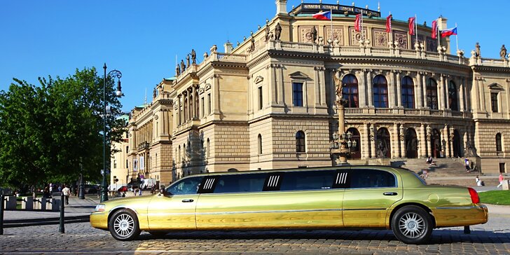Zážitková jízda v luxusní zlaté limuzíně až pro 8 osob i na Valentýna