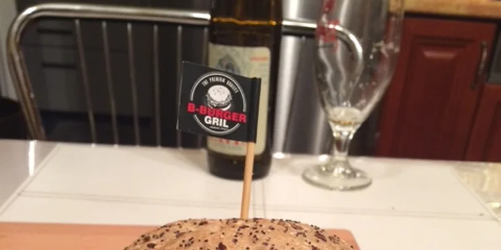 Nadupané Maxi burger menu se 100% bio hovězím Angus, hranolky a nápojem