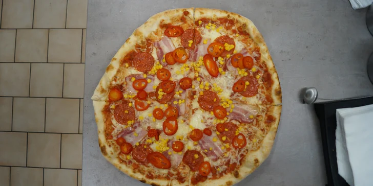 Vykutálená zábava: 1 nebo 2 hod. bowlingu i s velkou pizzou až pro 8 osob