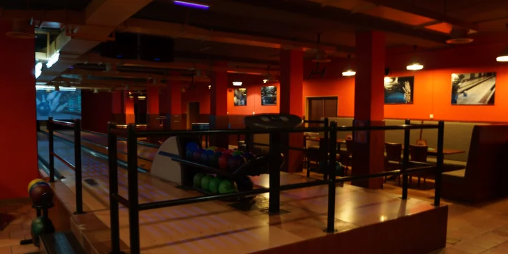 Vykutálená zábava: 1 nebo 2 hod. bowlingu i s velkou pizzou až pro 8 osob