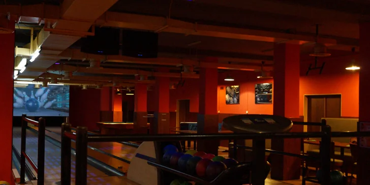 Vykutálená zábava: 1 nebo 2 hod. bowlingu i s velkou pizzou až pro 8 osob