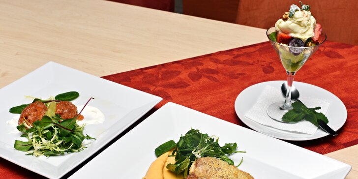 4chodové menu: losový tatarák, hráškový krém, kuřecí supreme a ovocný pohár