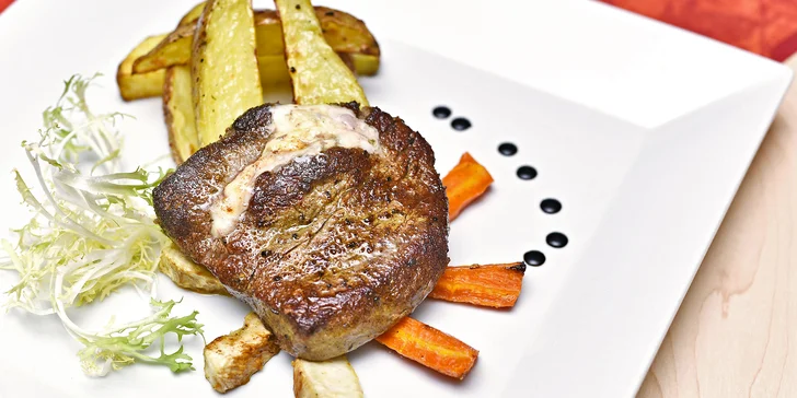 Menu s královským biftekem, kuřecí galantinou a jablečným závinem