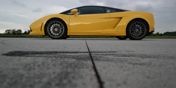 20 minut v supersportu vč. jízdy na letišti: Porsche, Lamborghini, Audi a další