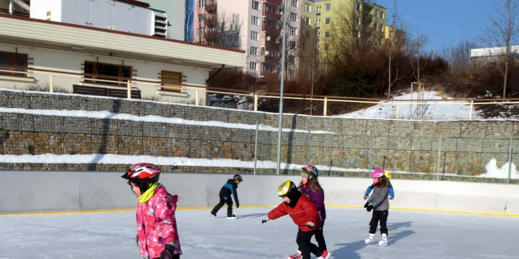 Bruslení pod širým nebem: horký nápoj a hodina dovádění na venkovním kluzišti