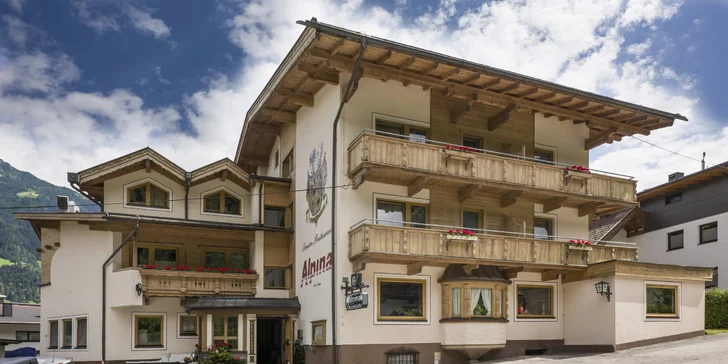 Hotel se nachází v obci Schwendau, asi 5 km od oblíbeného střediska Mayrhofen.