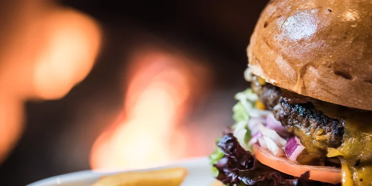 Burger s českým hovězím a steakové hranolky v restauraci na přehradě pro 2