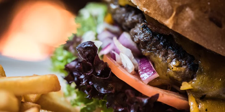 Burger s českým hovězím a steakové hranolky v restauraci na přehradě pro 2
