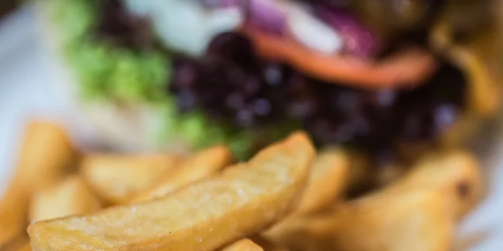 Burger s českým hovězím a steakové hranolky v restauraci na přehradě pro 2