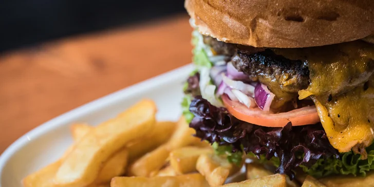 Burger s českým hovězím a steakové hranolky v restauraci na přehradě pro 2