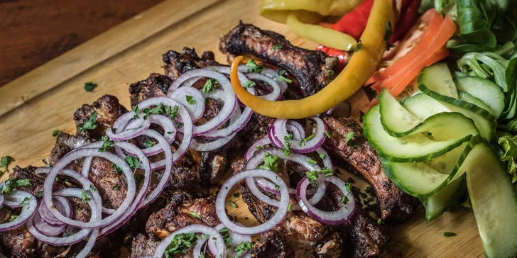1 kg vepřových žebírek grilovaných na dřevěném uhlí