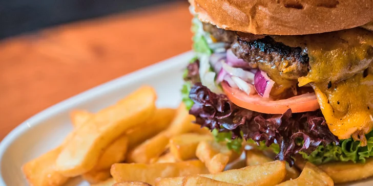 Burger s českým hovězím a steakové hranolky v restauraci na přehradě pro 2