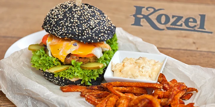 Exkluzivní burger se 170g kozím masem, batátovými hranolky a česnekovým dipem