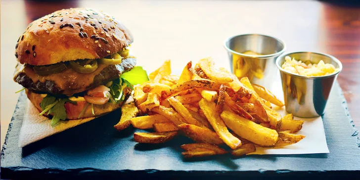Nacpěte se k prasknutí: hovězí nebo vegetariánský burger, hranolky a coleslaw