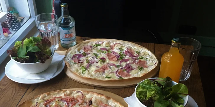 Alsaská specialita Flammkuchen: slaný koláč i se salátem a nápojem