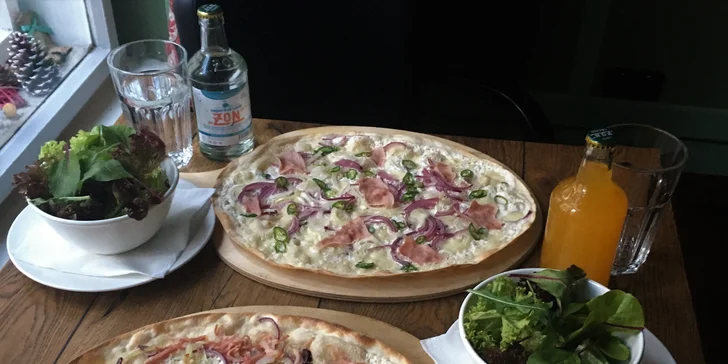Alsaská specialita Flammkuchen: slaný koláč i se salátem a nápojem