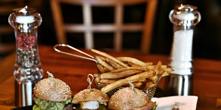 Burger s domácími hranolky nebo cibulovými kroužky i miniburgery pro 1 či 2