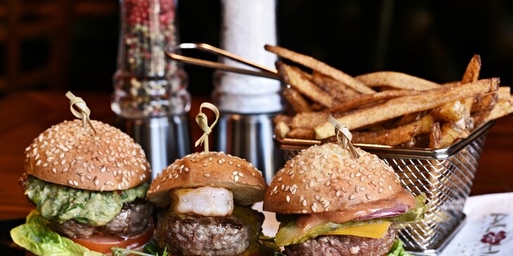 Nechte se unést: 3 gurmánské miniburgery s pepřovými hranolky v stylovém baru