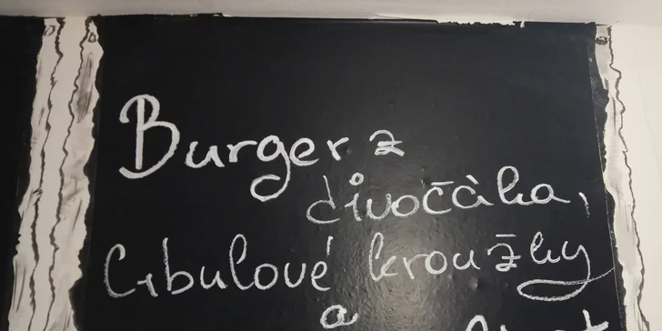 Kančí burger s cibulovými kroužky a drink dle výběru