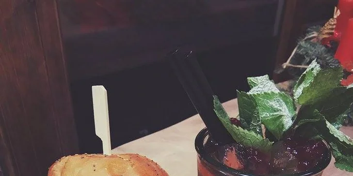 Kančí burger s cibulovými kroužky a drink dle výběru