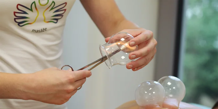 Když tělo bolí: baňkování a masáž skleněnými baňkami v délce 60 minut