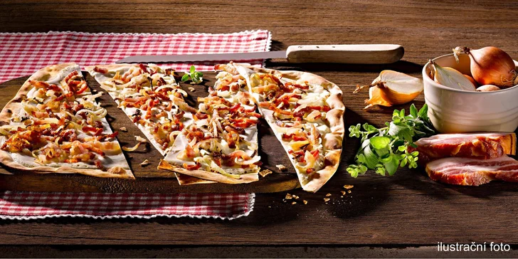 Alsaská specialita Flammkuchen: slaný koláč i se salátem a nápojem