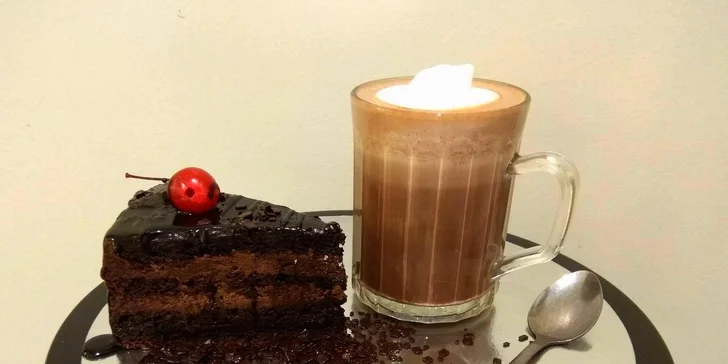 Horký nápoj podle výběru: kořeněný chai latte, čokoláda, svařák i espresso