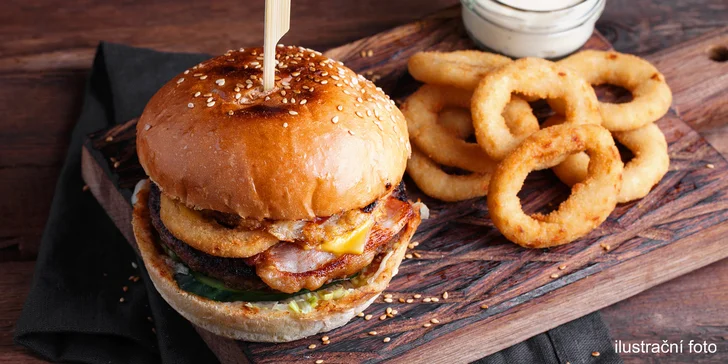 Kančí burger s cibulovými kroužky a drink dle výběru