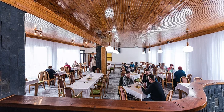 Pohoda pod Hostýnem pro lyžaře i turisty: Polopenze a sleva na skipasy