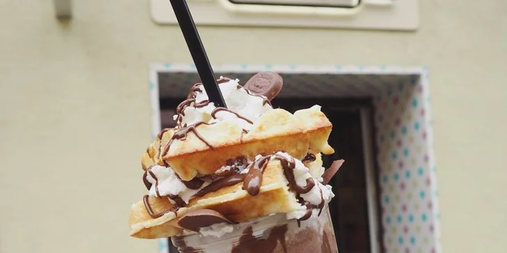 Milkshake s vaflemi ve Waf-Waf na Letné: jahoda, banán nebo čokoláda