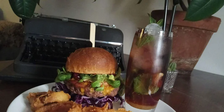 Kančí burger s cibulovými kroužky a drink dle výběru