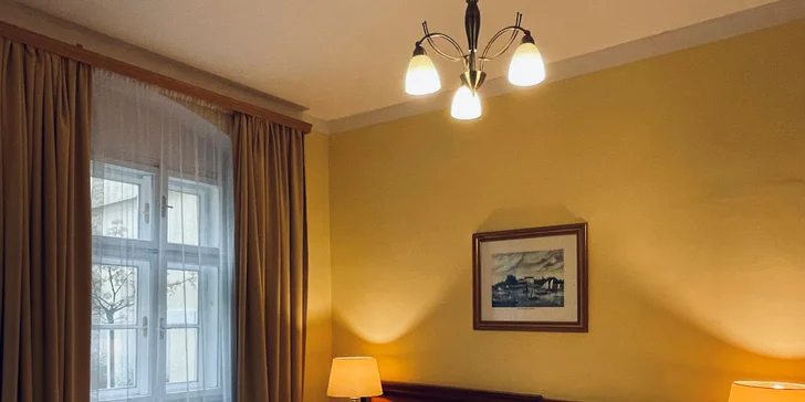 Najdete tu pohodlné postele, vlastní koupelnu s vanou nebo sprchou, ledničku a minibar, samozřejmostí je televize a připojení na Wi‑Fi. 